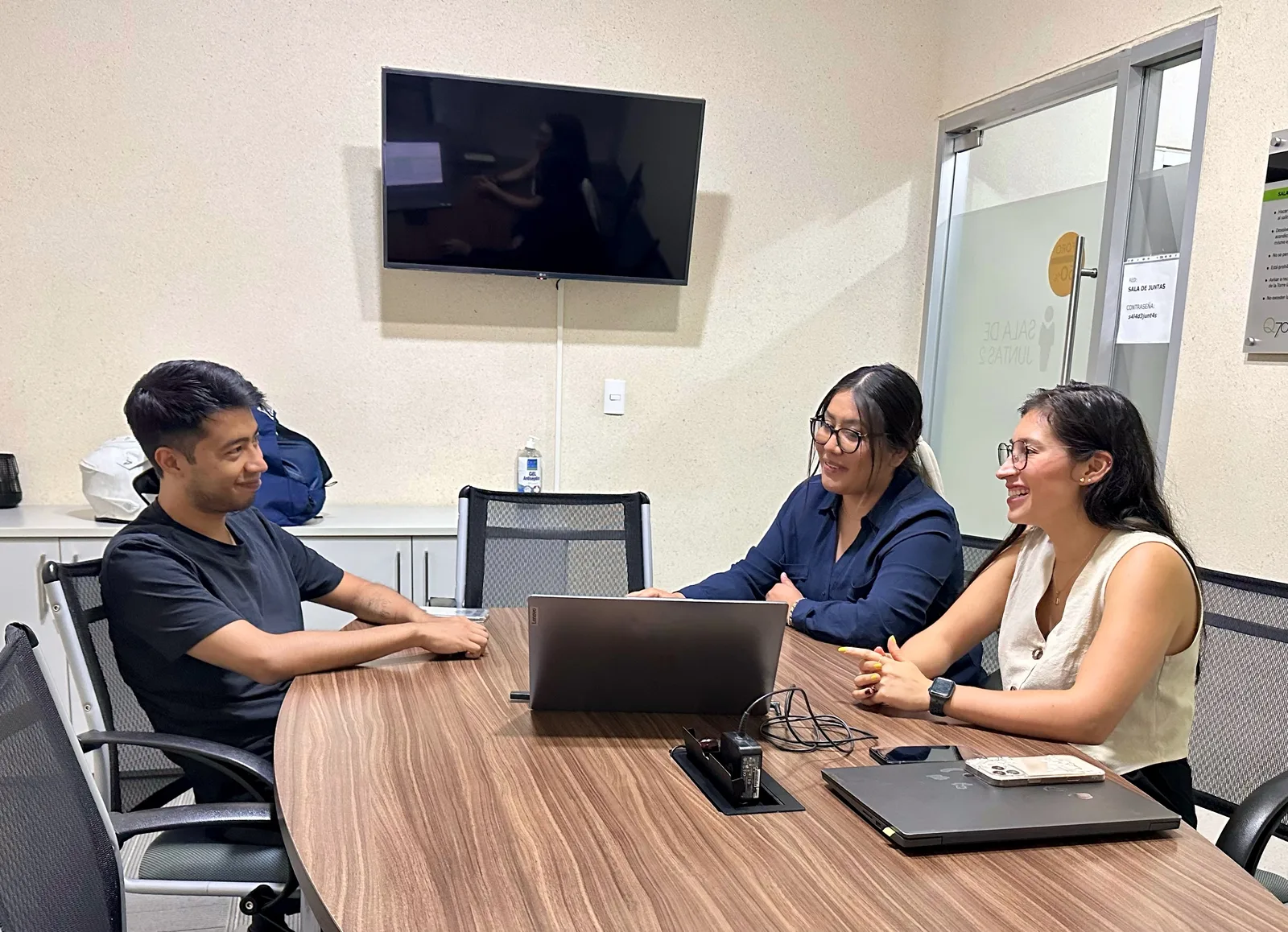 Equipo de ARCAR Contable en sesión de trabajo con un cliente