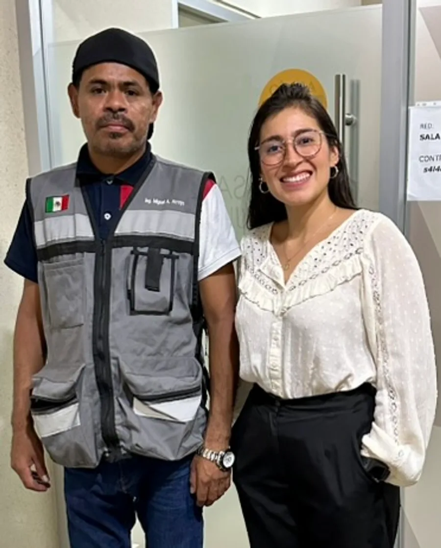 Arianet Cárdenas en visita a las instalaciones de un cliente