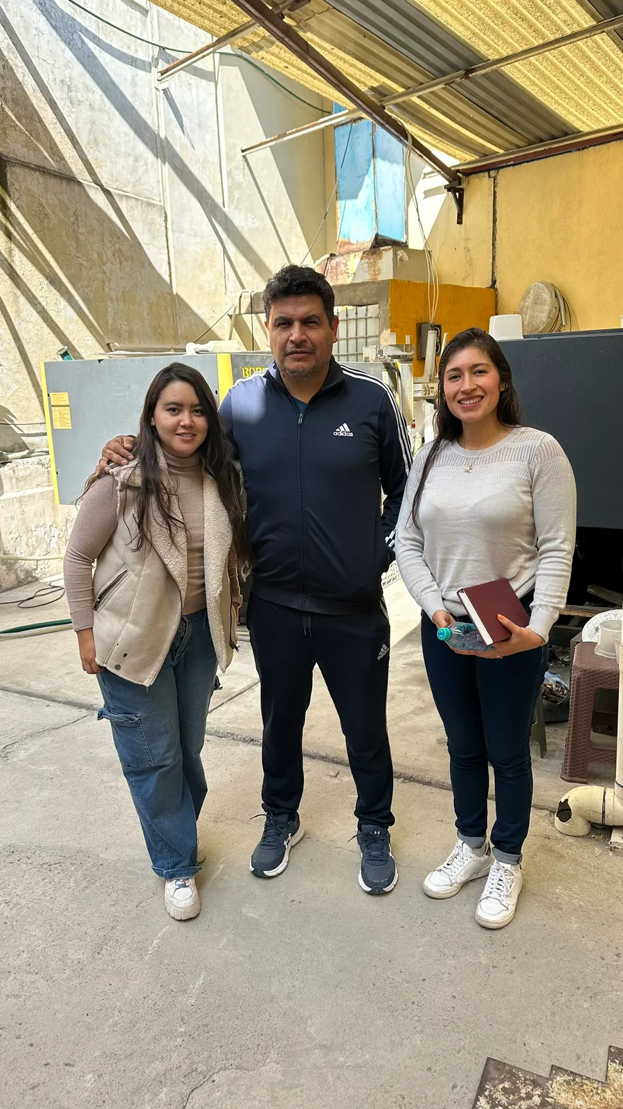Equipo de ARCAR Contable en visita a la planta de un cliente